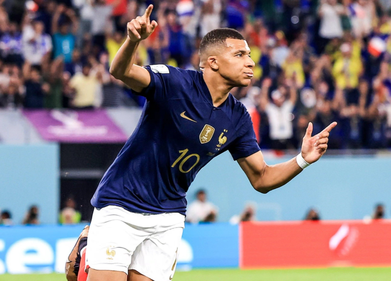 在11月12日这一时间节点，国际足坛迎来了国际比赛日。在此期间，法甲联赛的各支球队均有球员受到各自国家队的征召，这一现象在法甲联赛中引发了广泛关注，其中<a href='/news/tag/1124.html' style='color: blue;'>巴黎圣日耳曼</a>俱乐部受到的影响最为显著。 巴黎圣日耳曼，作为<a href='/news/tag/1033069.html' style='color: blue;'>法国</a><a href='/news/tag/328.html' style='color: blue;'>足球</a>的标志性俱乐部，一直以来都拥有众多实力出众的球员。这些球员凭借在法甲赛场上的出色发挥，成功吸引了各自国家队的目光。在此次国际比赛日，巴黎圣日耳曼成为了受征召球员数量最多的俱乐部，共有18名球员被各级国家队征召。这一庞大的数字不仅体现了巴黎圣日耳曼球员的广泛影响力，也反映出该俱乐部在培养和输送国际球员方面的重要地位。这些被征召的球员涵盖了多个位置，从前锋到后卫，从门将到中场，几乎每个位置都有球员入选国家队。他们将代表各自的祖国，在不同的国际赛场上展现自己的实力，为国家的荣誉而战。 紧随巴黎圣日耳曼之后的是<a href='/news/tag/590.html' style='color: blue;'>雷恩</a>俱乐部。雷恩在法甲联赛中同样是一支具有竞争力的球队，其球员的实力也不容小觑。在此次国际比赛日，雷恩共有12名球员被各级国家队征召，位居法甲俱乐部被征召球员数量的次席。雷恩的这些被征召球员同样在各自的岗位上发挥着重要作用，他们的入选不仅是对个人能力的认可，也是对雷恩俱乐部整体实力的一种肯定。 除了巴黎圣日耳曼和雷恩之外，法甲联赛中的其他俱乐部也有球员被国家队征召，但数量相对较少。这些球员的入选，进一步丰富了国家队的人员选择，也为法甲联赛在国际足坛赢得了更多的关注。 国际比赛日对于法甲俱乐部来说，既是一种荣誉，也是一种挑战。球员被国家队征召，意味着俱乐部需要在一段时间内失去这些核心球员，这可能会对俱乐部的比赛成绩产生一定的影响。但从长远来看，球员在国际赛场上的锻炼和成长，也将为俱乐部带来更多的回报。